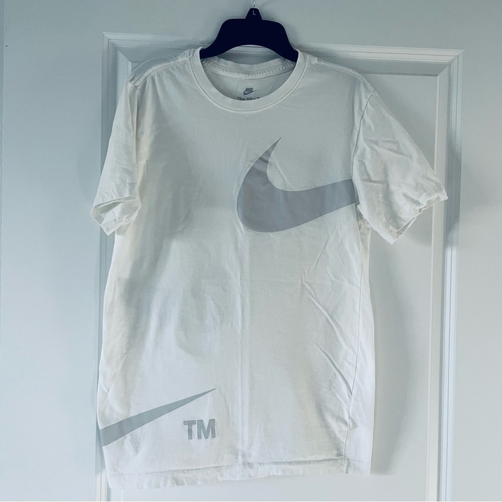 Mens Small cream Nike tee